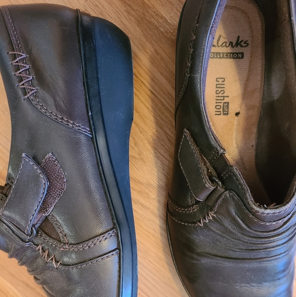 🦩 3/$30 Clarks Brown Slip On Loafers - size 7.5 - Picture 4 of 6